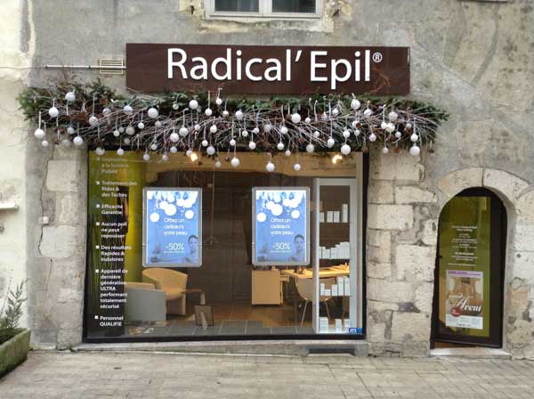 La jolie vitrine de Noël de RADICAL EPIL Orléans